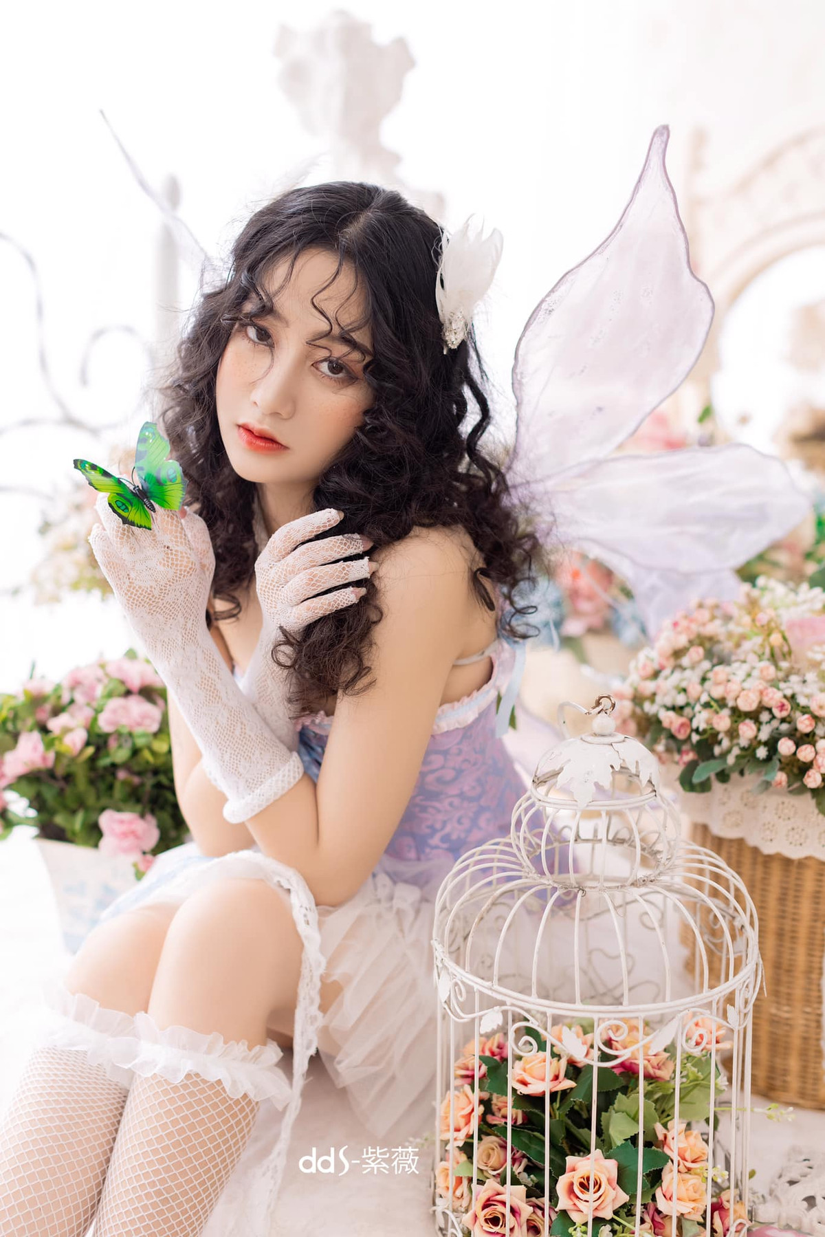 Được nhiều người biết đến qua những bộ ảnh “Nàng thơ”, hot girl Nguyễn Huỳnh Xuân Mai đã khiến bao chàng ngẩn ngơ trước vẻ đẹp mong manh, tựa “sương mai” của mình.