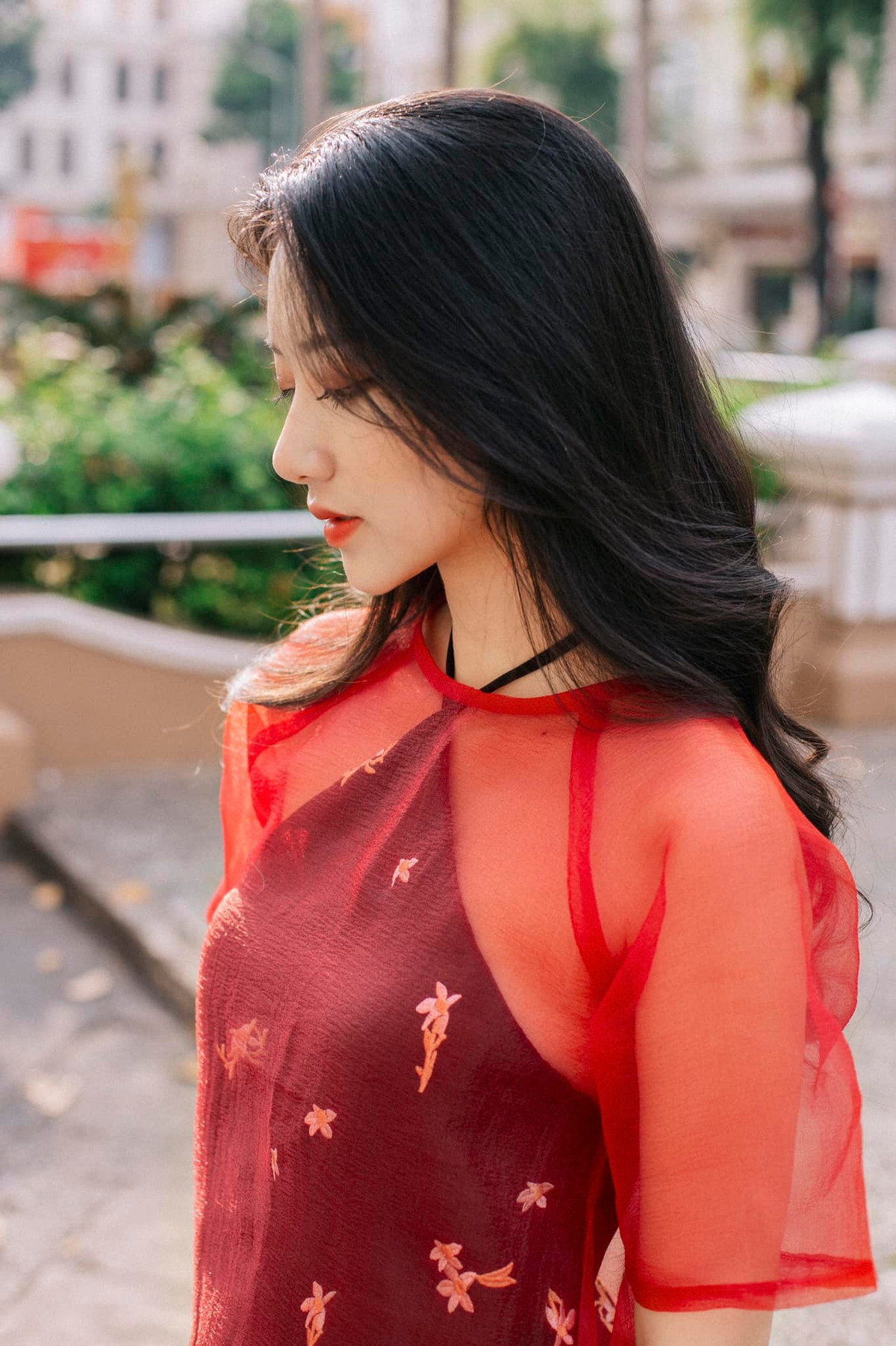 Mai cũng gặp khá nhiều ý kiến với sự thay đổi này bởi mọi người vẫn muốn cố giữ phong cách dịu dàng, nữ tính như trước đây.