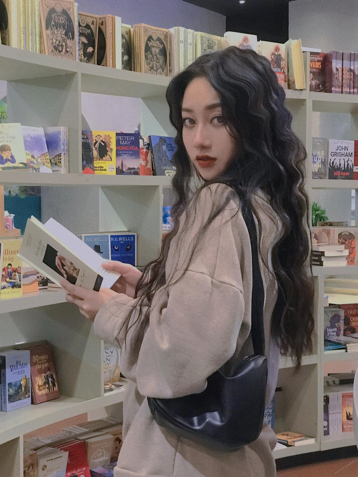 Gái xinh Đà Lạt sở hữu gương mặt khả ái với ngũ quan hài hòa. Góc nghiêng ấn tượng với sống mũi thẳng và đôi mắt to tròn là lợi thế của cô gái này.