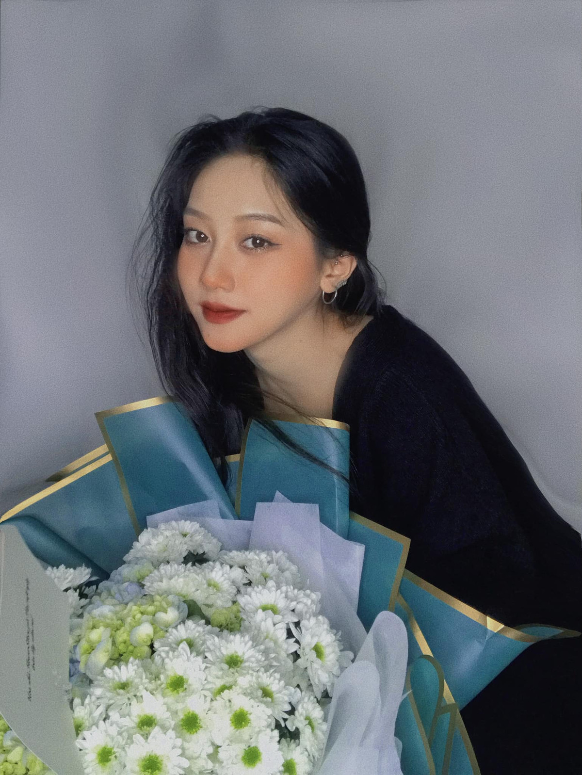 Trước những dư luận từ mạng xã hội, bản thân Mai chỉ tiếp thu những ý kiến thật sự tốt cho mình, còn những ý kiến xấu cô thường chỉ đọc và im lặng. Ảnh: FBNV