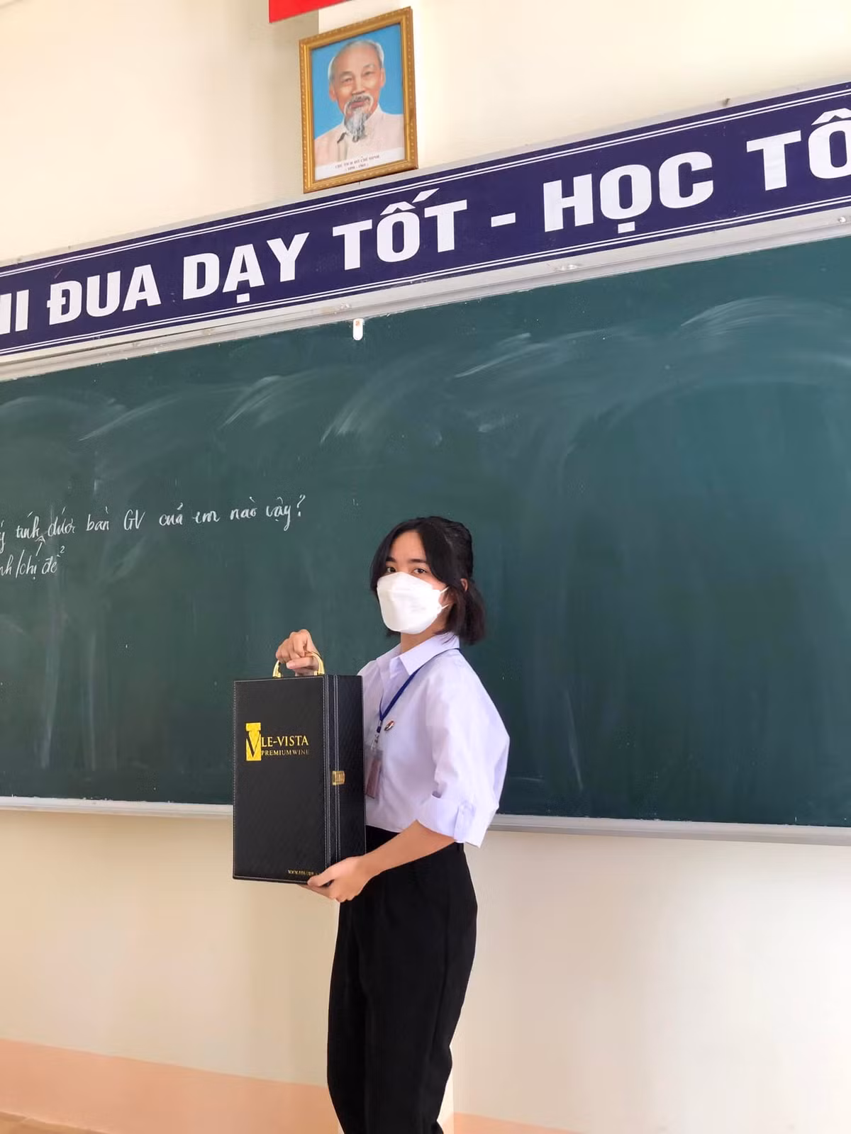 Ngoài làn đi chợ, nhiều cô cậu học trò còn tận dụng hộp đựng bánh kẹo, rượu,...để đựng luôn sách vở.