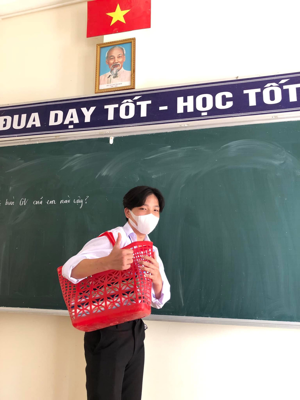 Với các bạn học sinh một khi đã "lầy lội" thì sẽ tới bến, và một khi đã chơi là chơi lớn cả tập thể, điển hình như câu chuyện dưới đây.