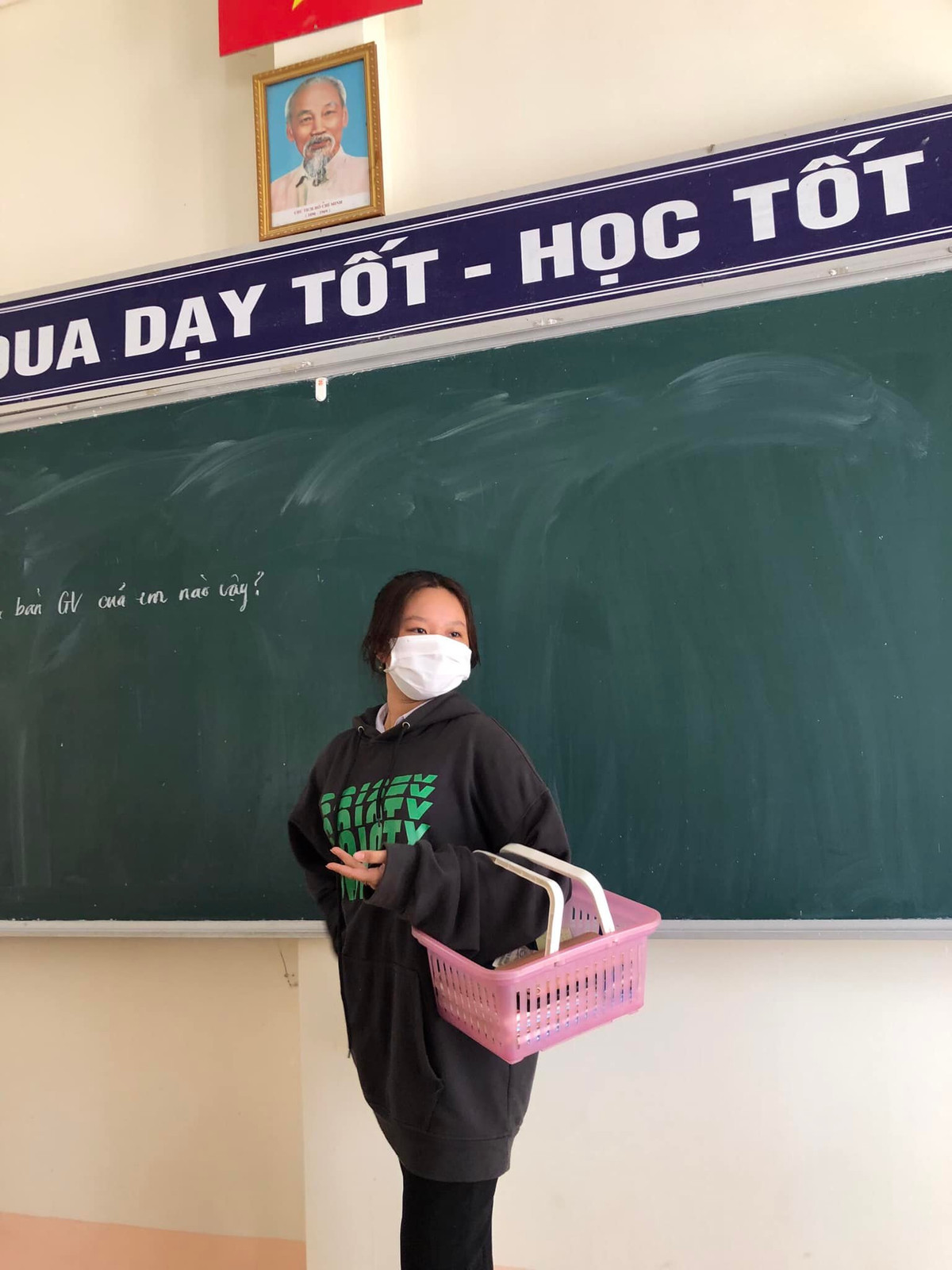 Chưa kể đến làn nhựa cũng có nhiều màu sắc, kiểu dáng lại “lạ” với chốn trường học.