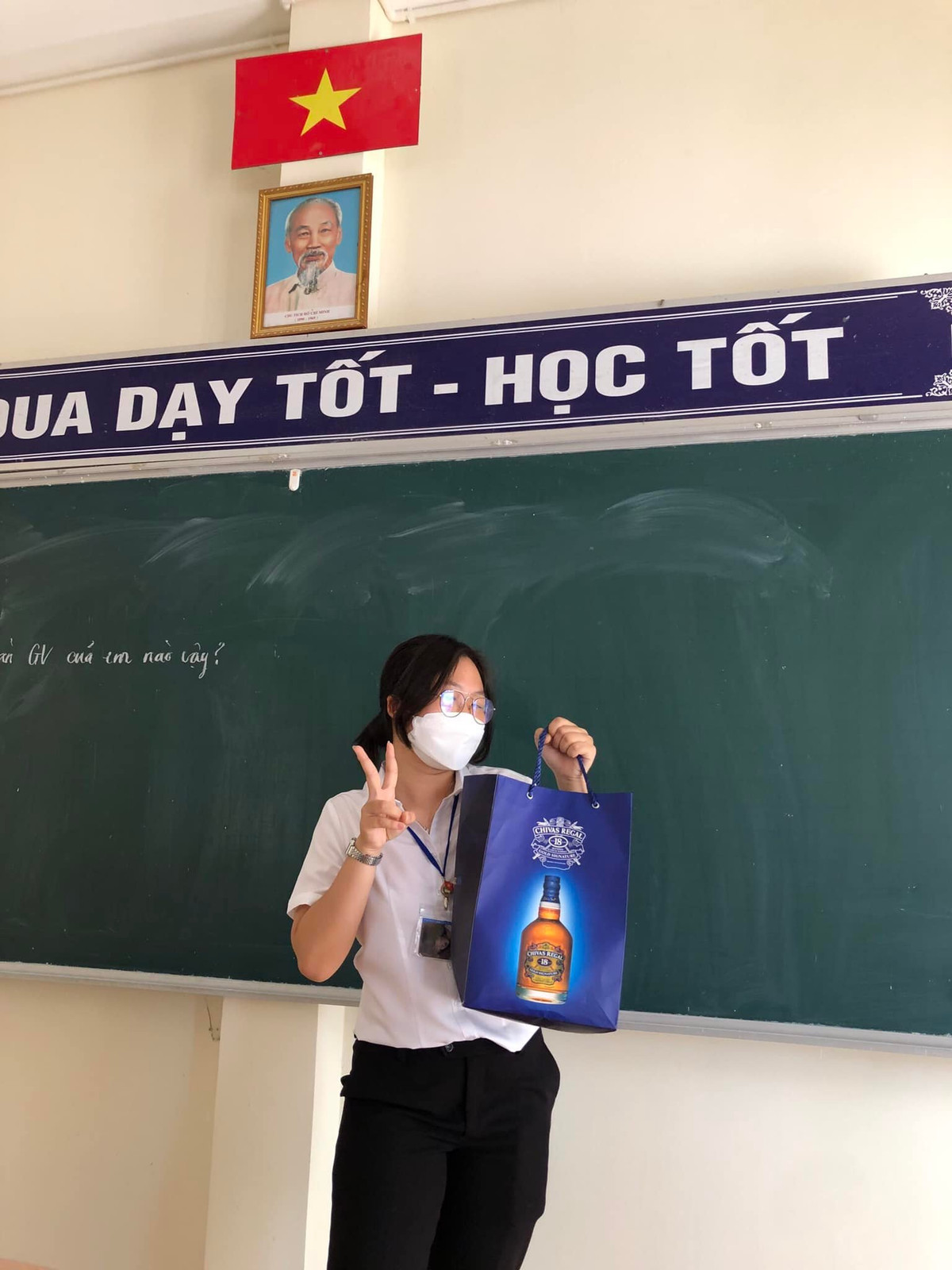 Mới đây, trong Group Trường Người Ta môtk nhóm học sinh đã chia sẻ những hình ảnh hài hước về ý tưởng hết sức "bá đạo", theo đó họ đã thay thế balo, cặp sách bằng các vật dụng đựng khác nhau.