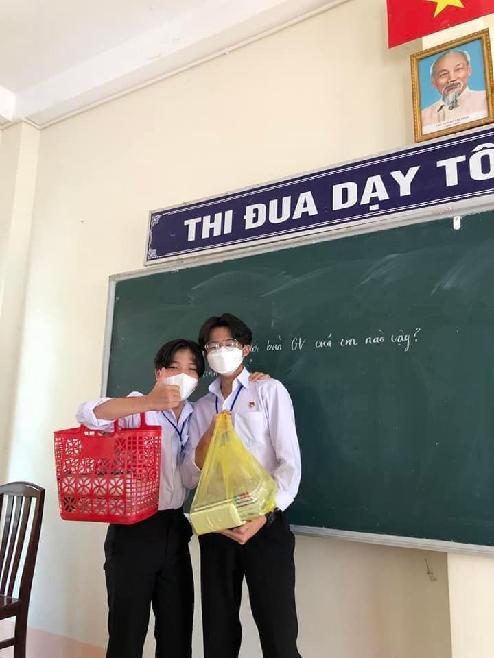 Hoc sinh lay loi mang sach vo bang cac vat dung cuc “ba dao“