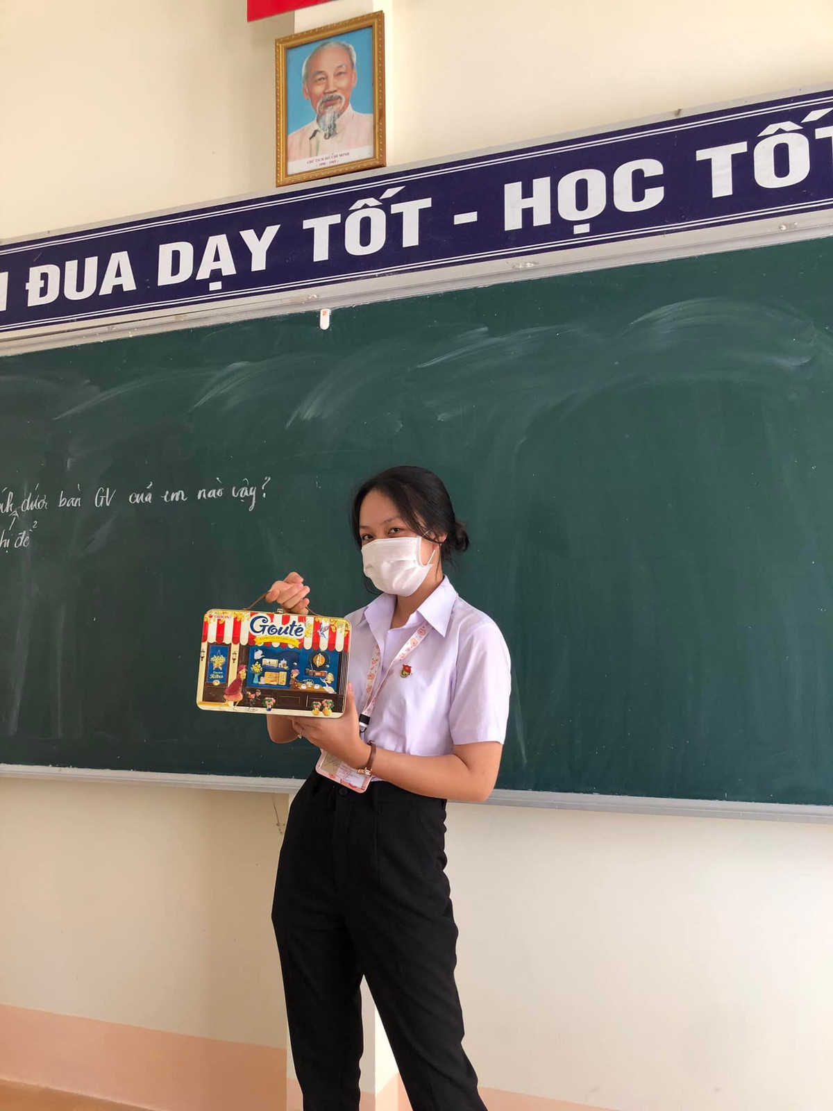 Học sinh "bá đạo" hơn khi sử dụng luôn hộp bánh để đem đồ dùng học tập đi học.