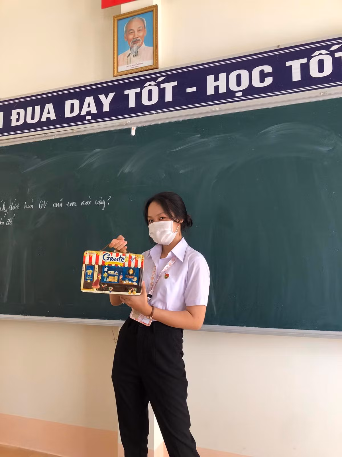 Học sinh "bá đạo" hơn khi sử dụng luôn hộp bánh để đem đồ dùng học tập đi học.