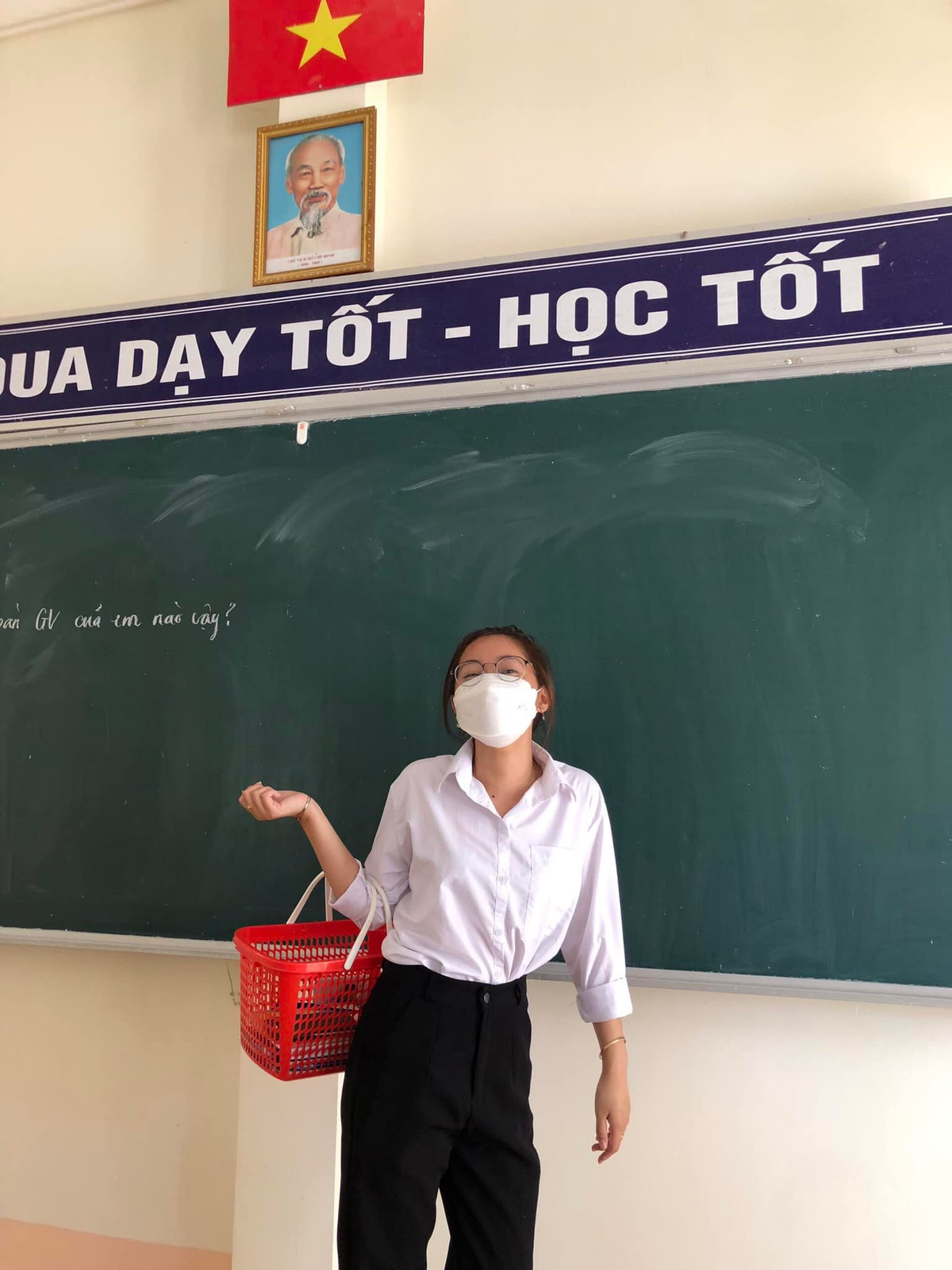 Thay vì cặp sách đi học thông thường, nhóm bạn hài hước này đã tận dụng làn đi chợ của mẹ để đựng sách vở cho rộng rãi, thoải mái.