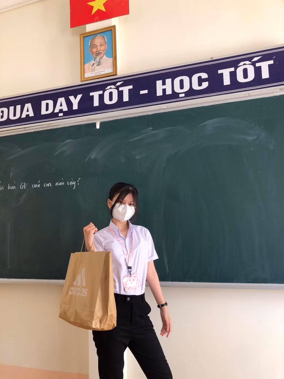 Cư dân mạng được phen cười ngất với ý tưởng "chất như nước cất” của hội bạn cùng lớp này.