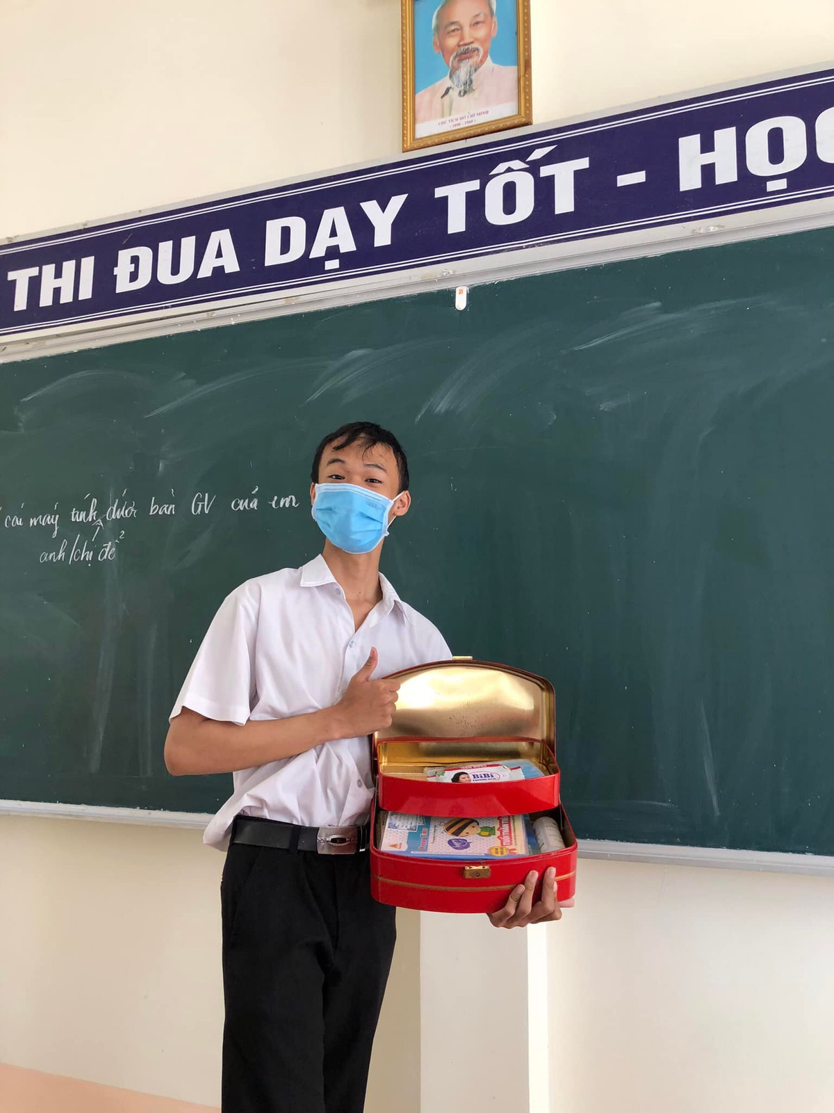 Thoạt nhìn tưởng các bạn đang chuẩn bị đi chợ mua đồ giúp mẹ, thế nhưng sự thật lại khiến nhiều người ngã ngửa khi họ thay thế chiếc balo để tới trường.