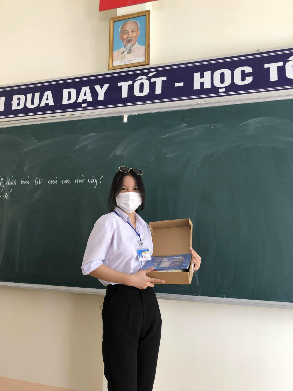 Vừa mới đăng tải, bức ảnh đã thu hút hàng trăm lượt like và hàng trăm bình luận. Phần lớn mọi người đều thích thú và khen ngợi ý tưởng táo bạo này của hội học trò.