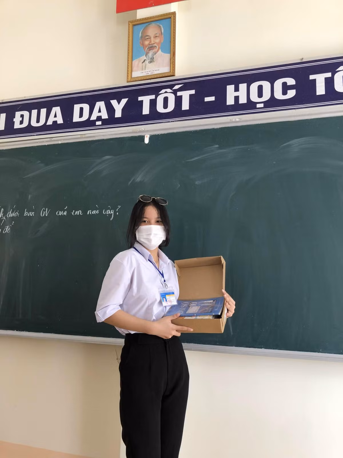 Vừa mới đăng tải, bức ảnh đã thu hút hàng trăm lượt like và hàng trăm bình luận. Phần lớn mọi người đều thích thú và khen ngợi ý tưởng táo bạo này của hội học trò.