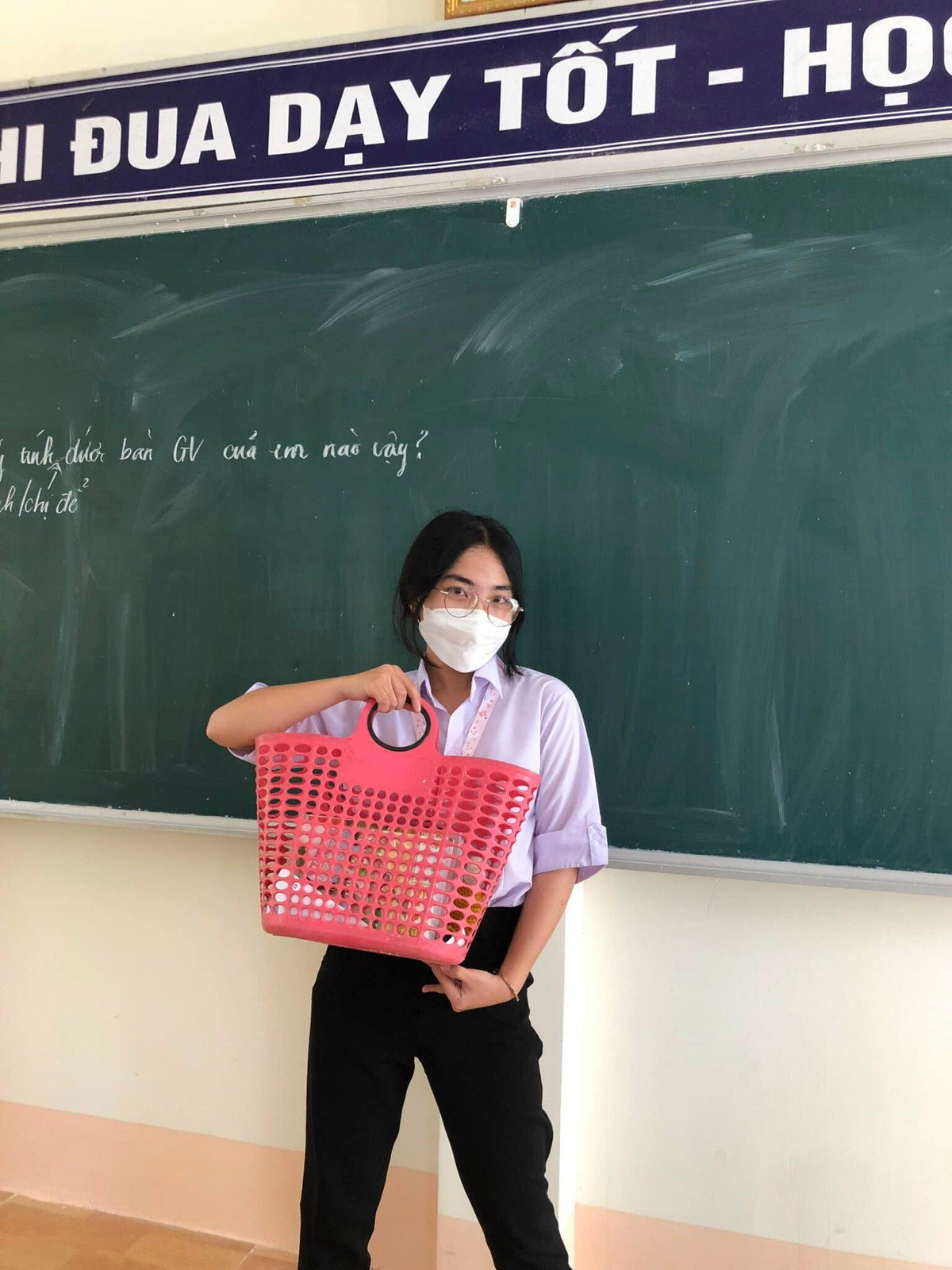 Dù chỉ là trò nghịch khá hài hước của một nhóm cô cậu học sinh, nhưng phải khẳng định rằng đây là lứa tuổi thể hiện sự sáng tạo không ngừng nghỉ. Ảnh: Khánh Duy/Group Trường Người Ta