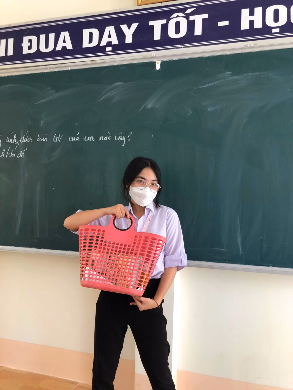 Dù chỉ là trò nghịch khá hài hước của một nhóm cô cậu học sinh, nhưng phải khẳng định rằng đây là lứa tuổi thể hiện sự sáng tạo không ngừng nghỉ. Ảnh: Khánh Duy/Group Trường Người Ta