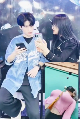 Mới đây, Gấm Kami đăng tải video "đu trend" nước ngoài khiến netizen chỉ biết thở dài ngao ngán. Trong video, Gấm rủ đàn anh quay video lấy “vòng 1” làm điểm kê gậy để thọc Bi-a.