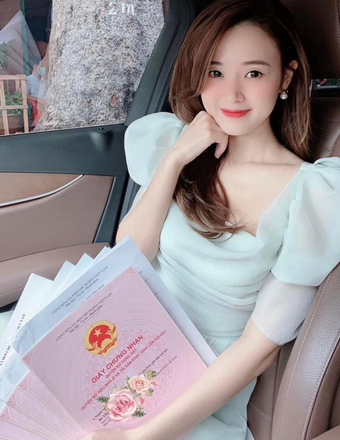 Được biết chỉ trong thời gian ngắn, cựu hot girl này liên tục khoe bán được những lô đất khủng.