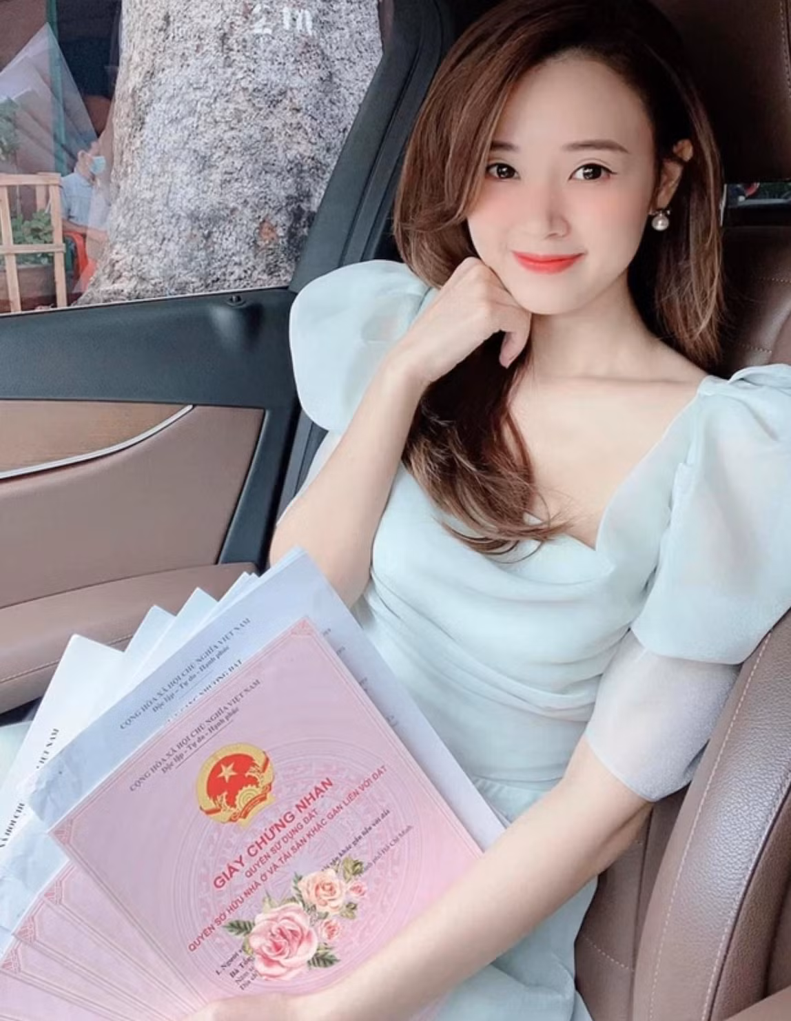 Được biết chỉ trong thời gian ngắn, cựu hot girl này liên tục khoe bán được những lô đất khủng.