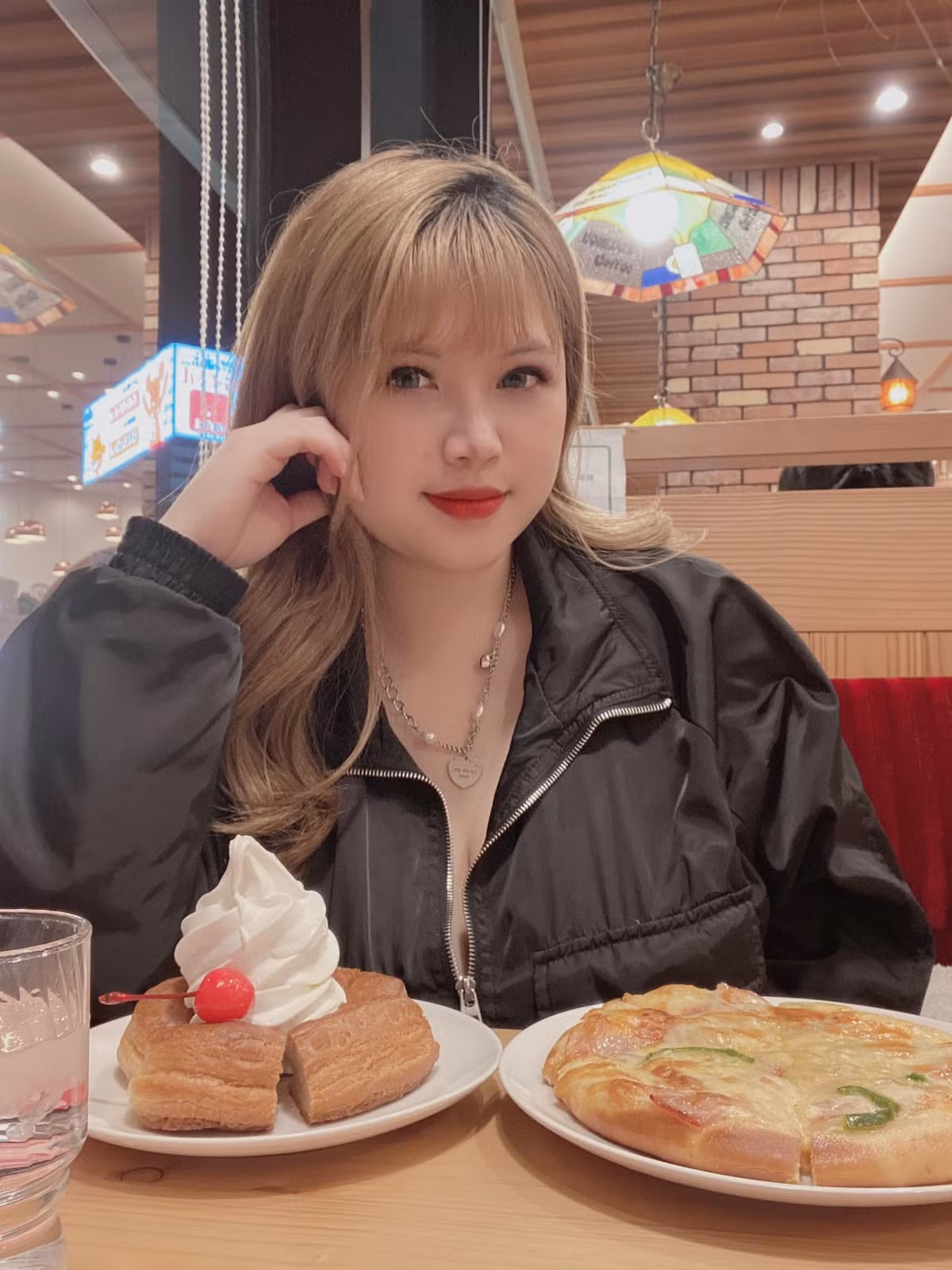 Vòng một ngoại cỡ khiến Thu Trang gặp nhiều bất tiện trong cuộc sống nên cô nàng đã tìm đến phẫu thuật thẩm mỹ để thu nhỏ.