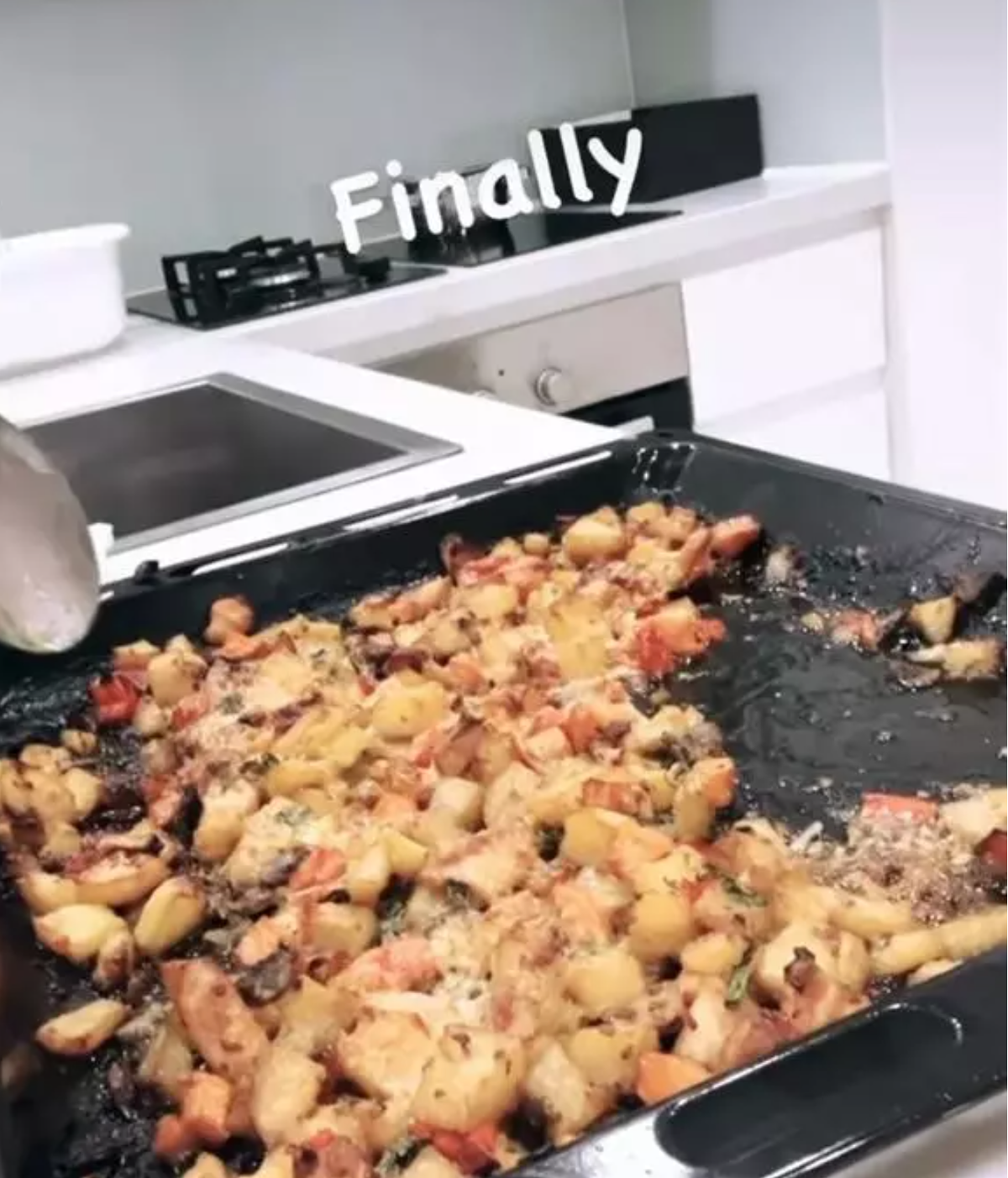 Tuy nhiên khi thủ môn Bùi Tiến Dũng khoe thành quả ai nhìn cũng hết hồn, bởi nhân bánh chẳng quện lại với nhau mà rời rạc, mỗi thứ một nơi. Chàng thủ môn sau đó phải dùng thìa để xúc ăn làm netizen thích thú.