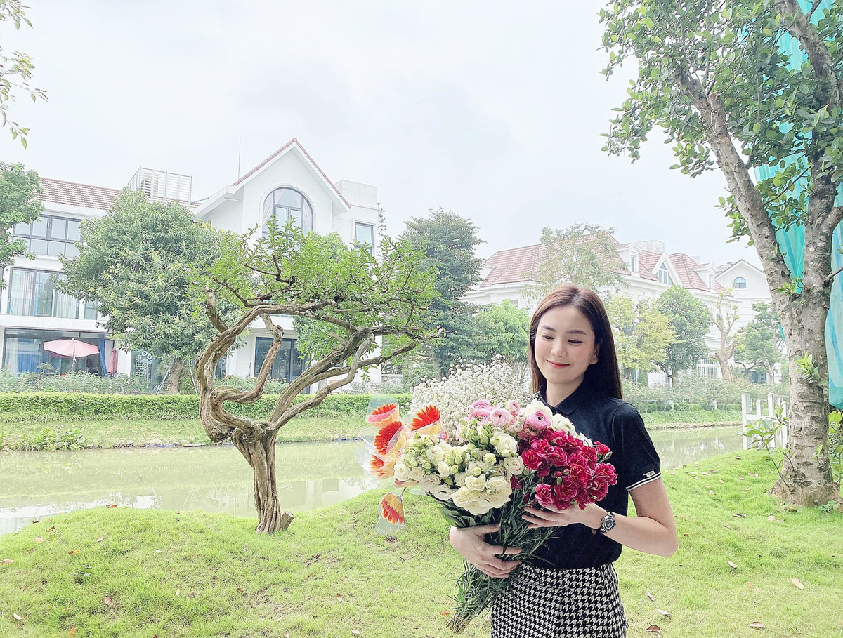 Món quà "khủng" cô tặng mẹ không chỉ là hoa, mà còn là tấm lòng hiếu thảo, biết ơn của cô dành cho mẹ của mình.