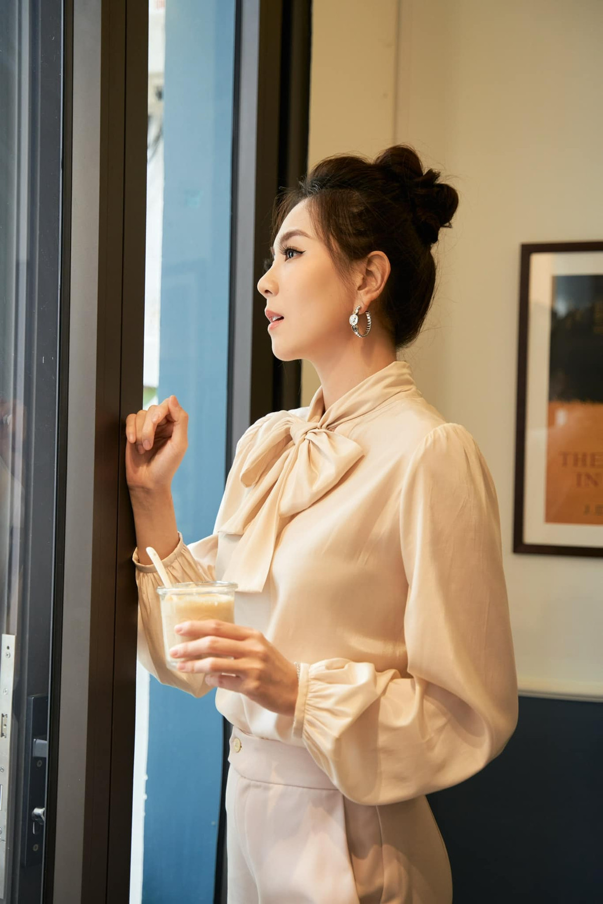 Mai Ngọc sinh năm 1990, cô sở hữu ngoại hình nổi trội với chiều cao 1m72, khuôn mặt xinh xắn, giọng nói dễ nghe, truyền cảm.