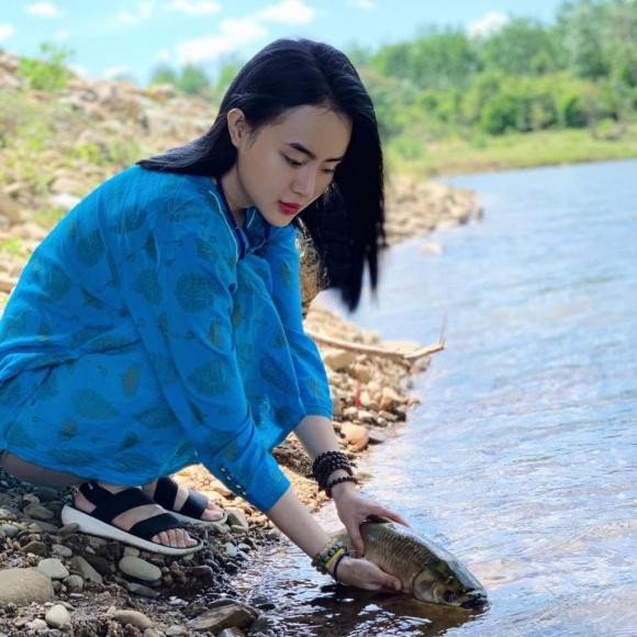 Hiện tại, sau khi rời xa chốn showbiz, xa rời thị phi hot girl Phương Trang ăn mặc cũng kín đáo, nhẹ nhàng, giản dị hơn.