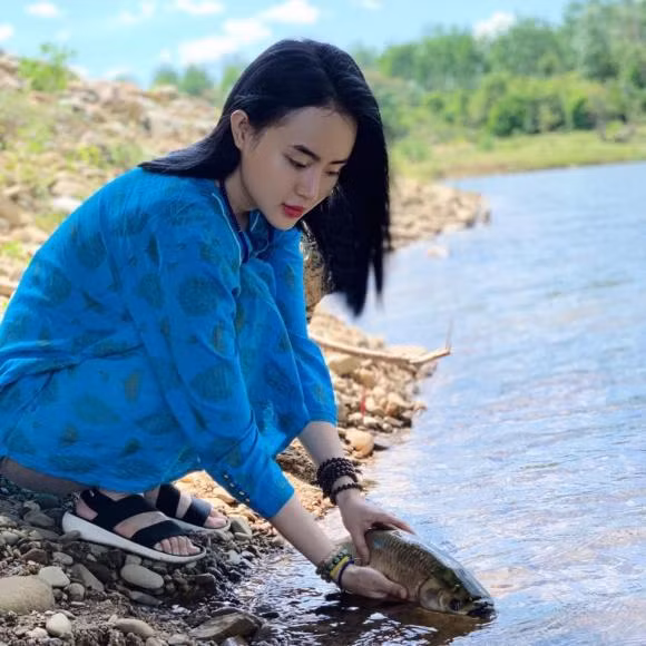 Hiện tại, sau khi rời xa chốn showbiz, xa rời thị phi hot girl Phương Trang ăn mặc cũng kín đáo, nhẹ nhàng, giản dị hơn.