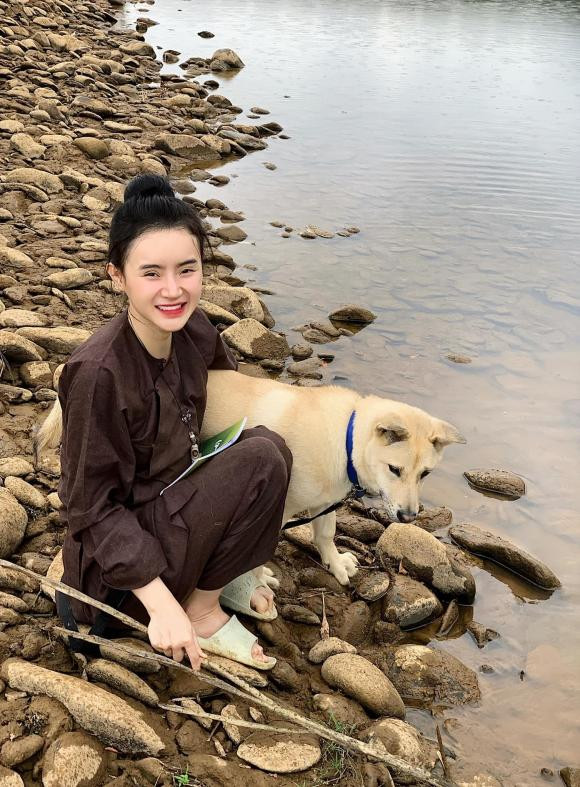 Bên cạnh đó, Phương Trang còn thường xuyên cùng Angela Phương Trinh đi chùa, tu học theo Phật pháp. Đặc biệt, cặp chị em này rất tích cực đi làm từ thiện, giúp đỡ người nghèo.