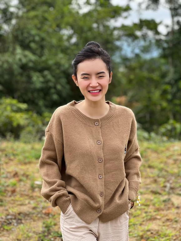 Hiếm hoi lắm cô mới chia sẻ 1 tấm hình make up sang trọng, bởi đa phần đều là ảnh mặt mộc giản dị.