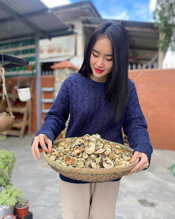 Trên trang cá nhân của mình, em gái Angela Phương Trinh thường xuyên khoe ảnh mặt mộc, chẳng mấy khi trang điểm cầu kỳ. Tuy nhiên, nhan sắc của cô vẫn được khán giả đánh giá cao và trầm trồ khen ngợi.