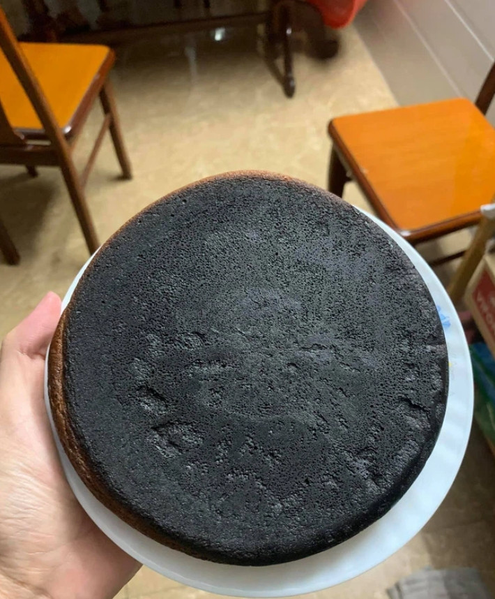 Một chiếc bánh bông lan "than tre" thơm mùi cháy khét.