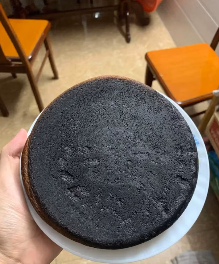 Một chiếc bánh bông lan "than tre" thơm mùi cháy khét.