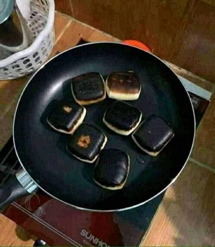 Chủ bếp đang cố để nướng cho bánh "tông xuyệt tông" với chiếc chảo thôi mà.