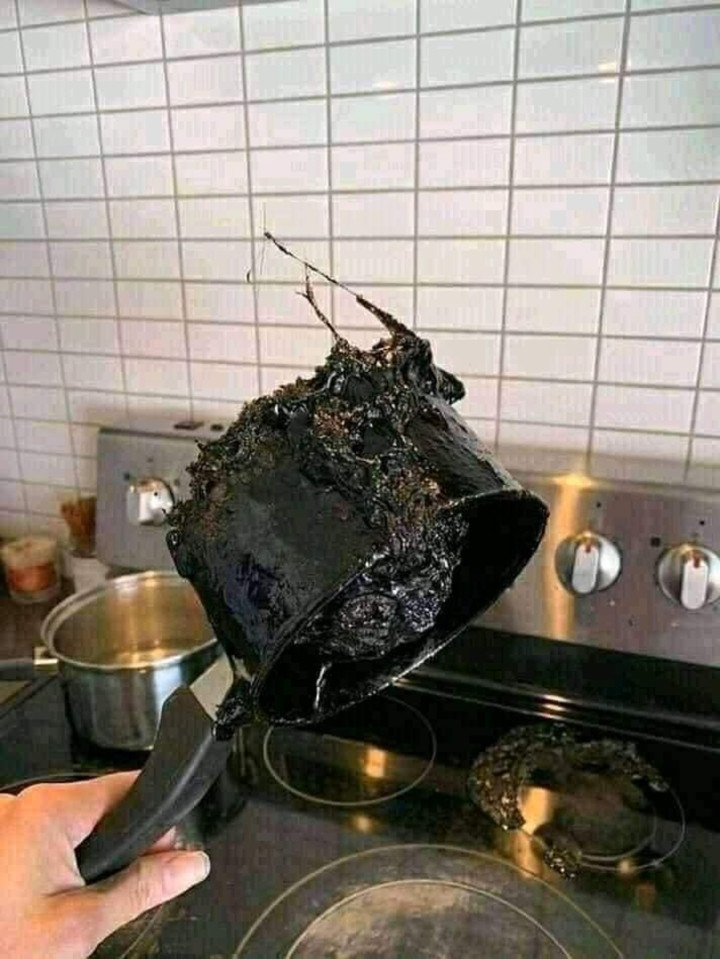 Cháy món ăn đã là gì khi đầu bếp này còn "nhuộm" đen luôn cả chiếc nồi.