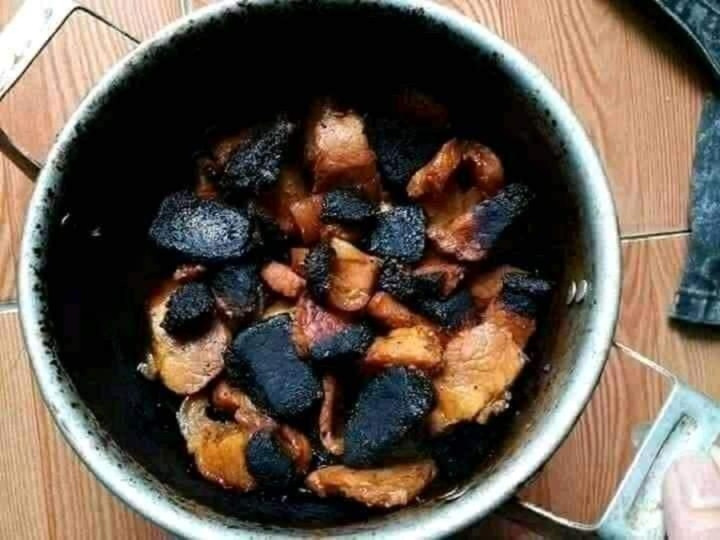 Bằng cách nào đó mà có miếng lại cháy đen, có miếng lại vẫn còn nguyên vẹn.