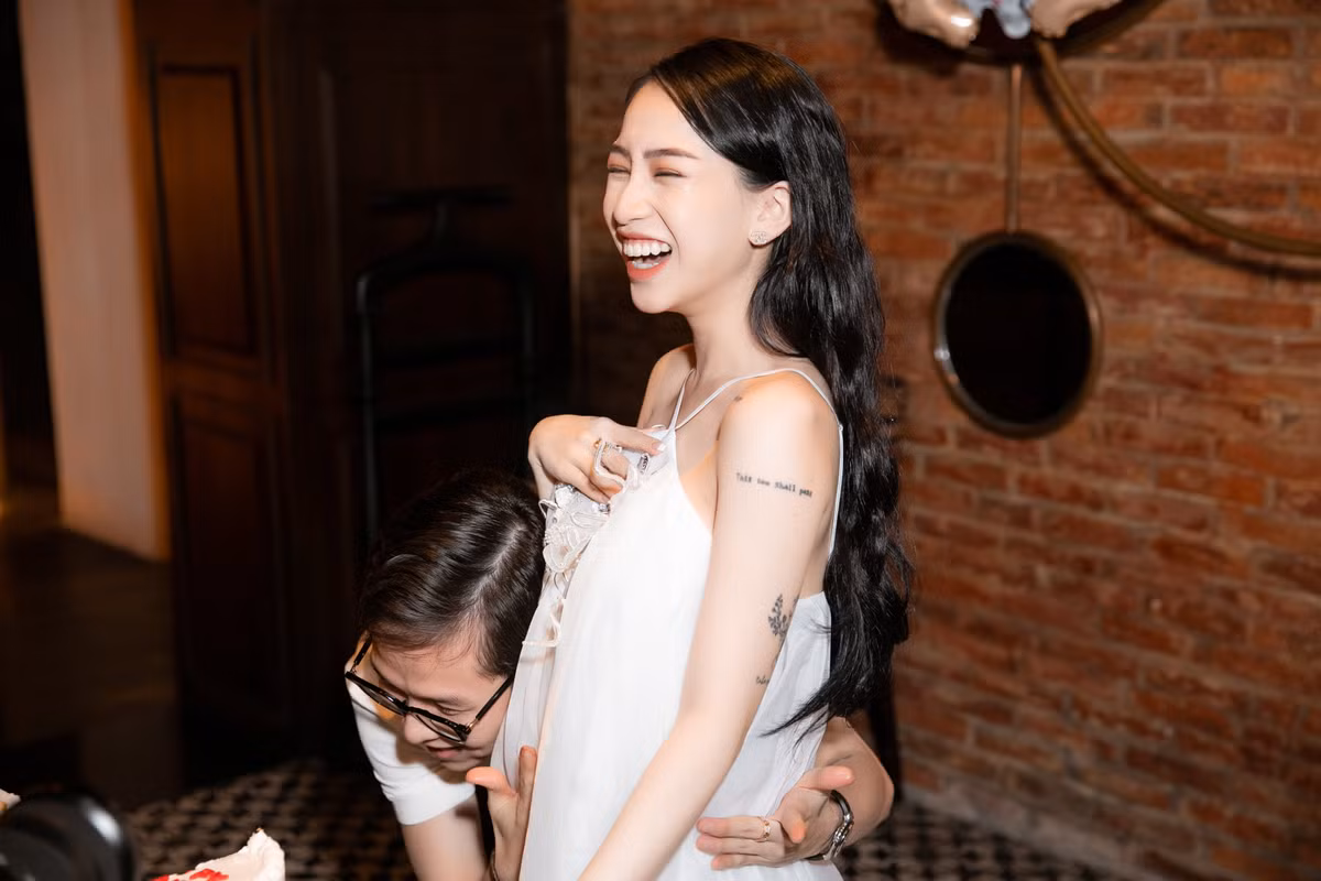 Ai nu Minh Nhua dien noi y, lo bung bau bap chap vet ran