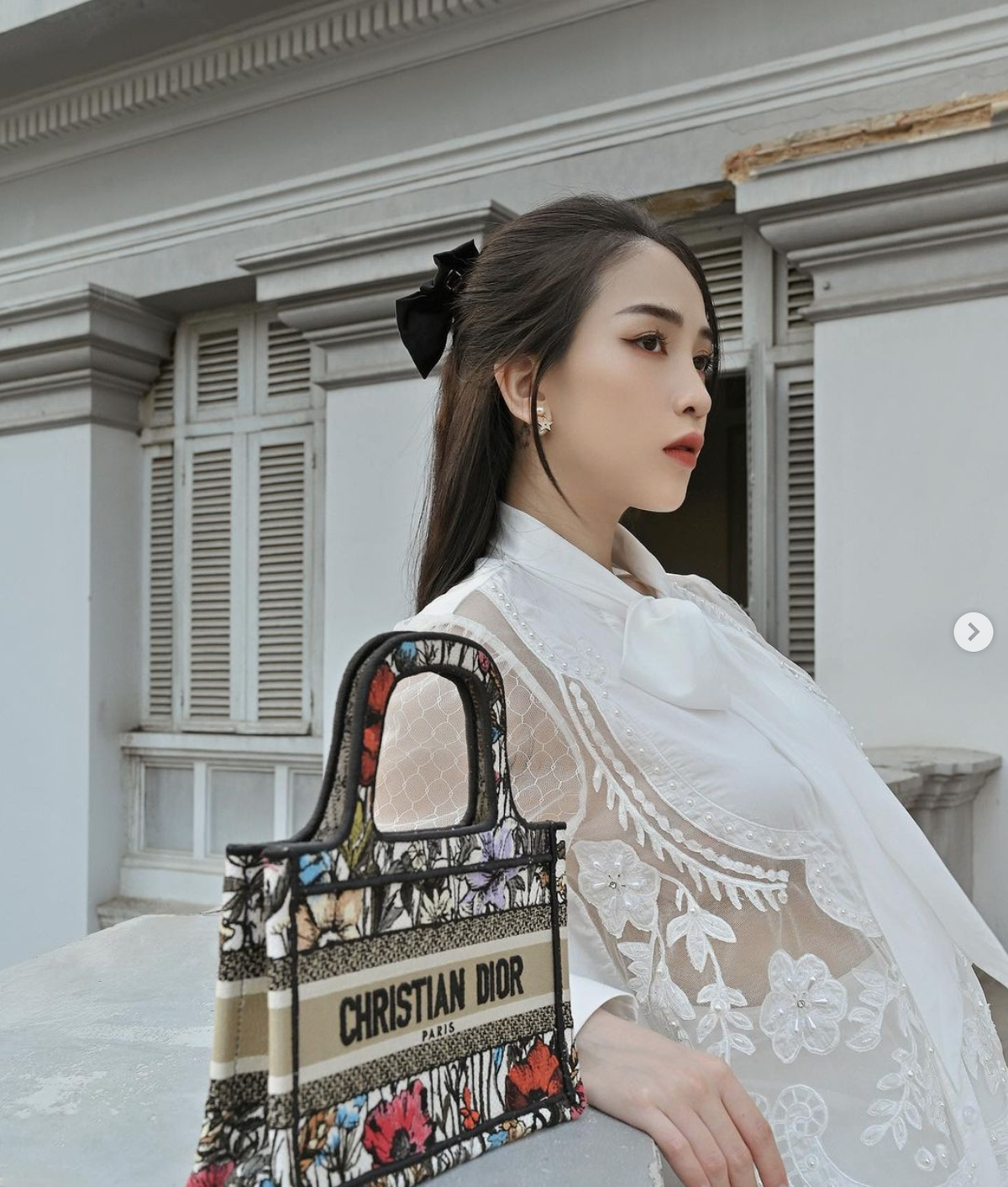 Suốt thời kỳ bầu bí, nữ rich kid vẫn vô tư diện trang phục khoét lưng sâu hay bikini hút cả chục nghìn like của cư dân mạng.