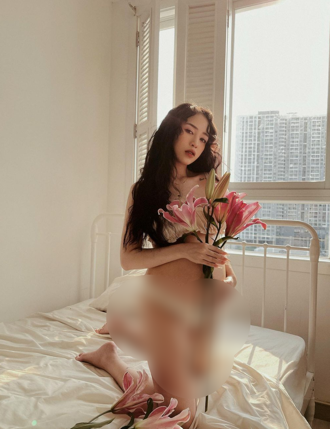 Mới đây, con gái Minh Nhựa tung ảnh diện nội y trong phòng ngủ. Mái tóc xoăn dài khiến nữ rich kid trông xinh đẹp hơn.