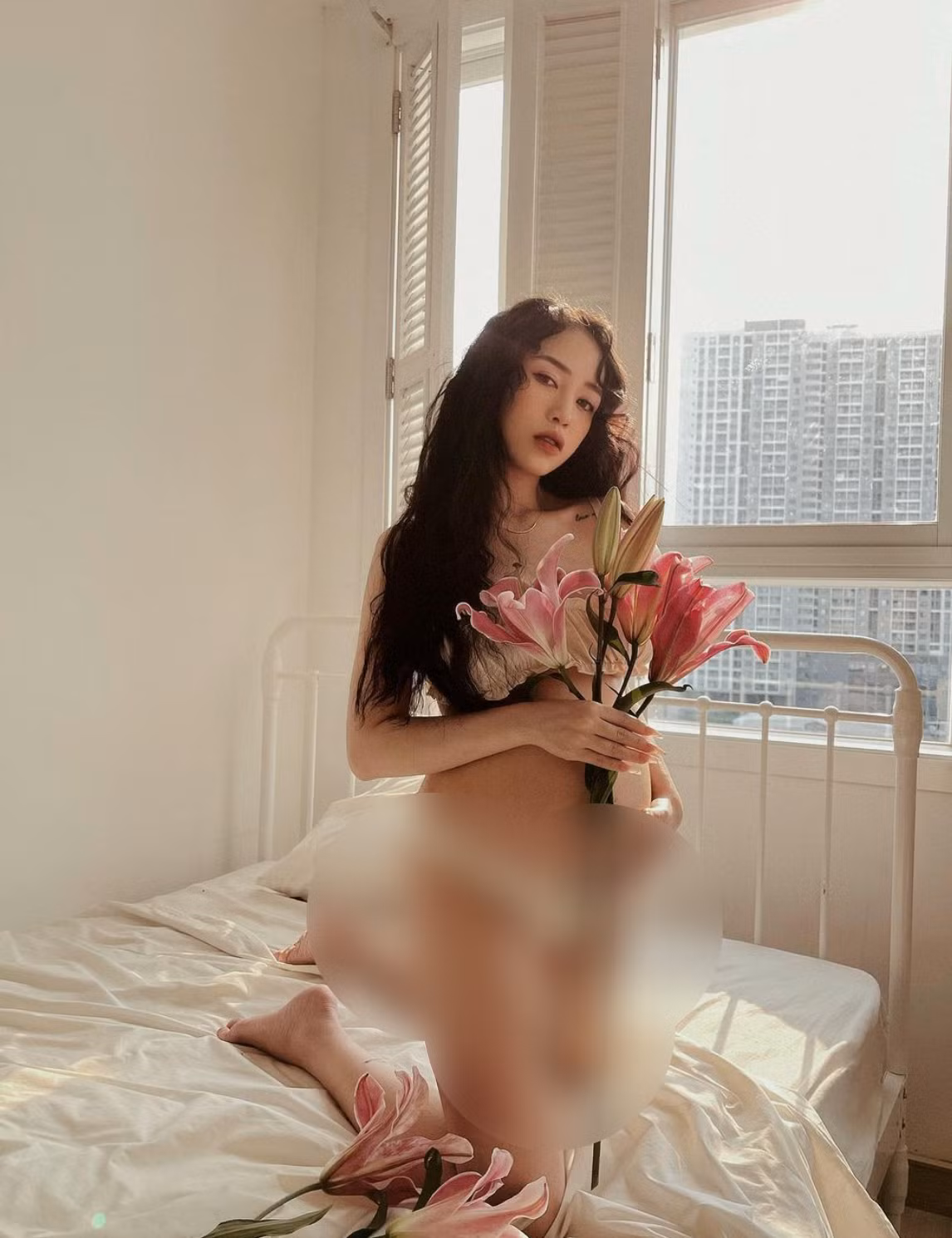 Mới đây, con gái Minh Nhựa tung ảnh diện nội y trong phòng ngủ. Mái tóc xoăn dài khiến nữ rich kid trông xinh đẹp hơn.