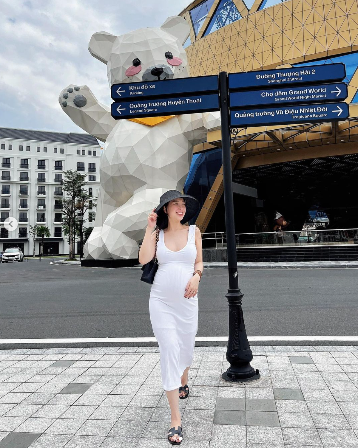 Điều đáng nói ở đây là Joyce Phạm đang bầu vượt mặt nhưng nàng vẫn tự tin lên đồ siêu bốc lửa, thậm chí "ăn đứt" khối hội gái chưa chồng con.