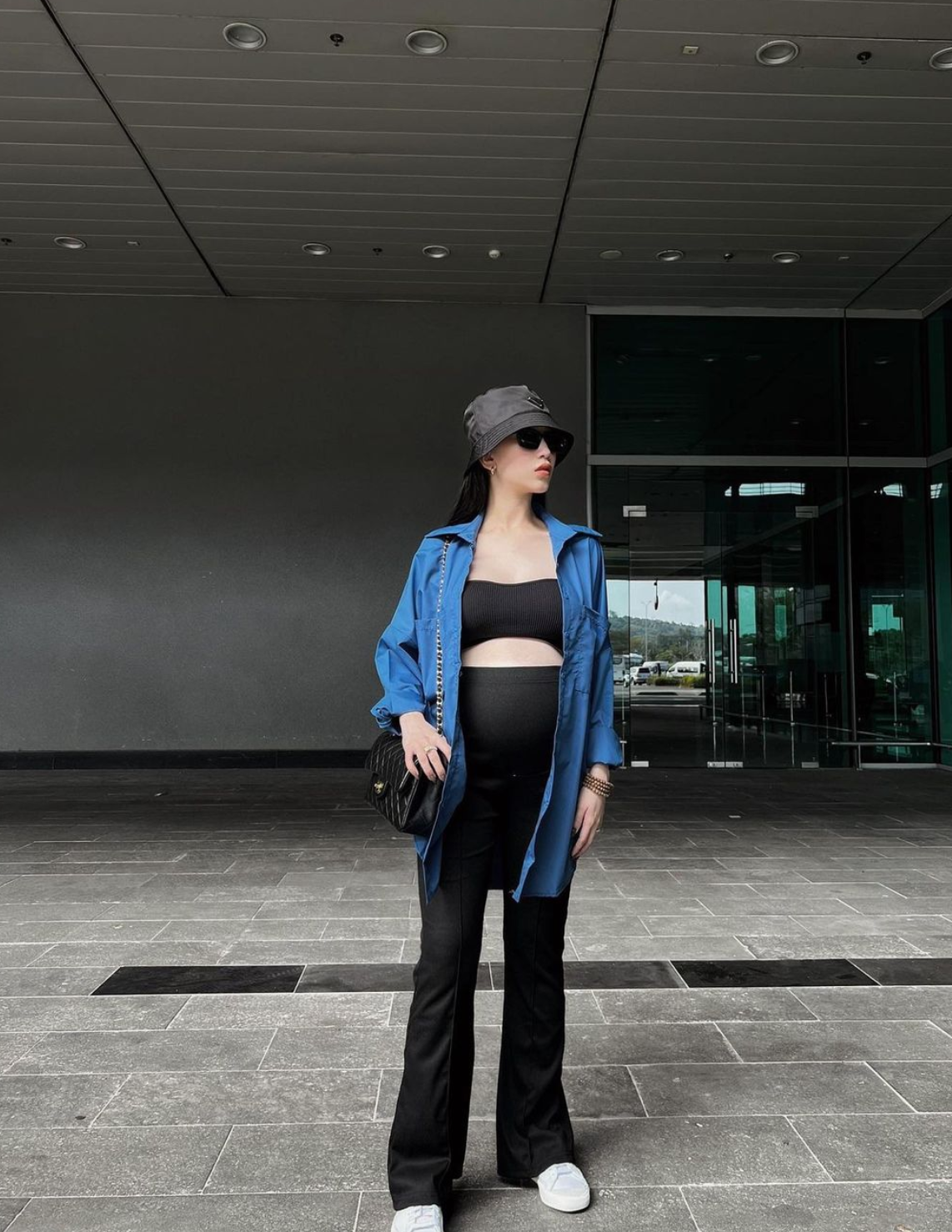 Khác với phong cách kín đáo trong lần đầu mang thai, ở lần thứ hai làm mẹ, ái nữ Joyce Phạm tích cực diện những trang phục gợi cảm, hở bạo hơn.