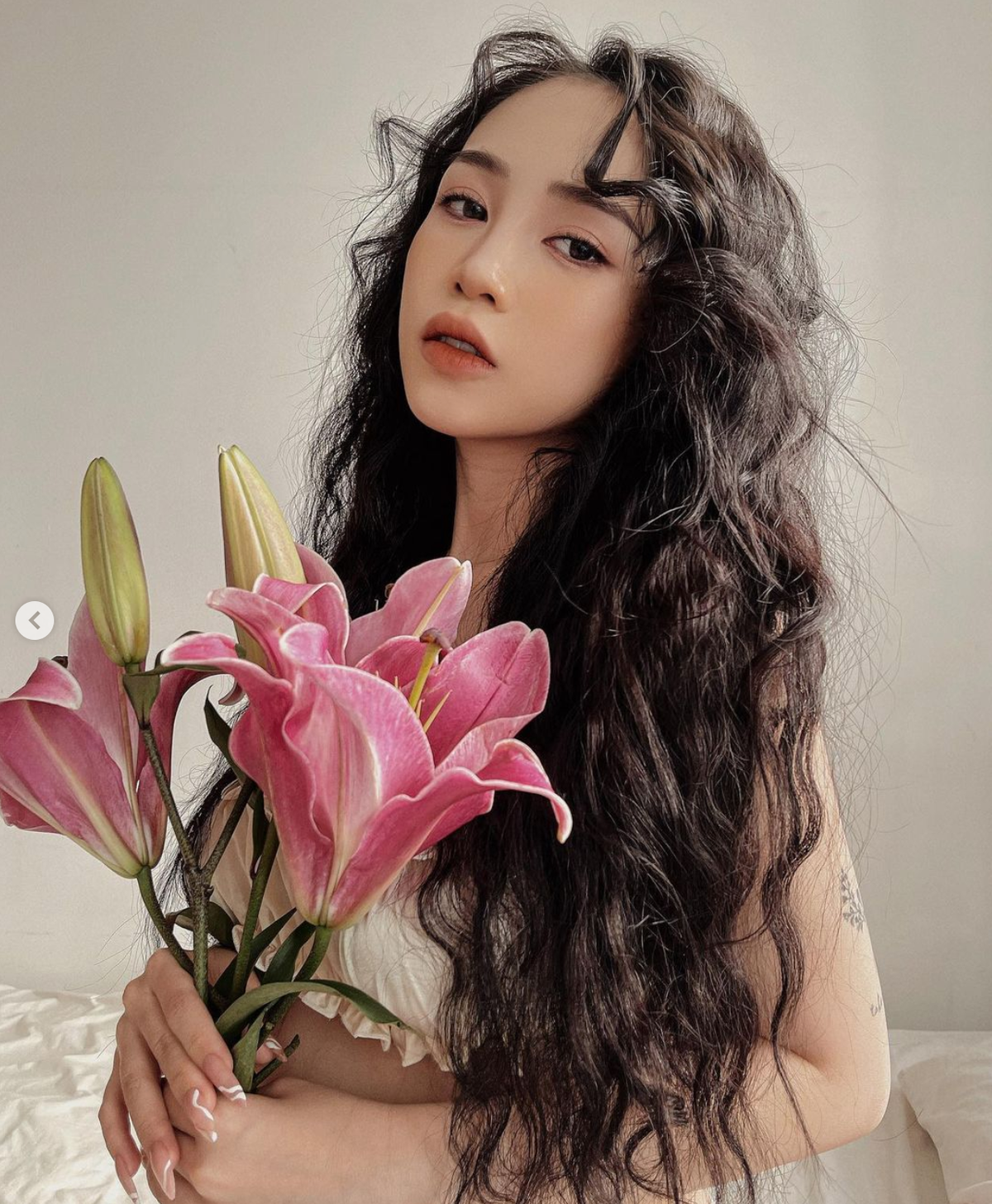 Dưới bộ ảnh netizen vẫn dành lời khen ngợi cho Joyce Phạm với nhiều mỹ từ như: "Mẹ bầu xinh quá", "Đẹp xuất sắc luôn chị ơi", "Chị tóc xoăn xinh quá", "Mẹ Joyce xinh quá"...