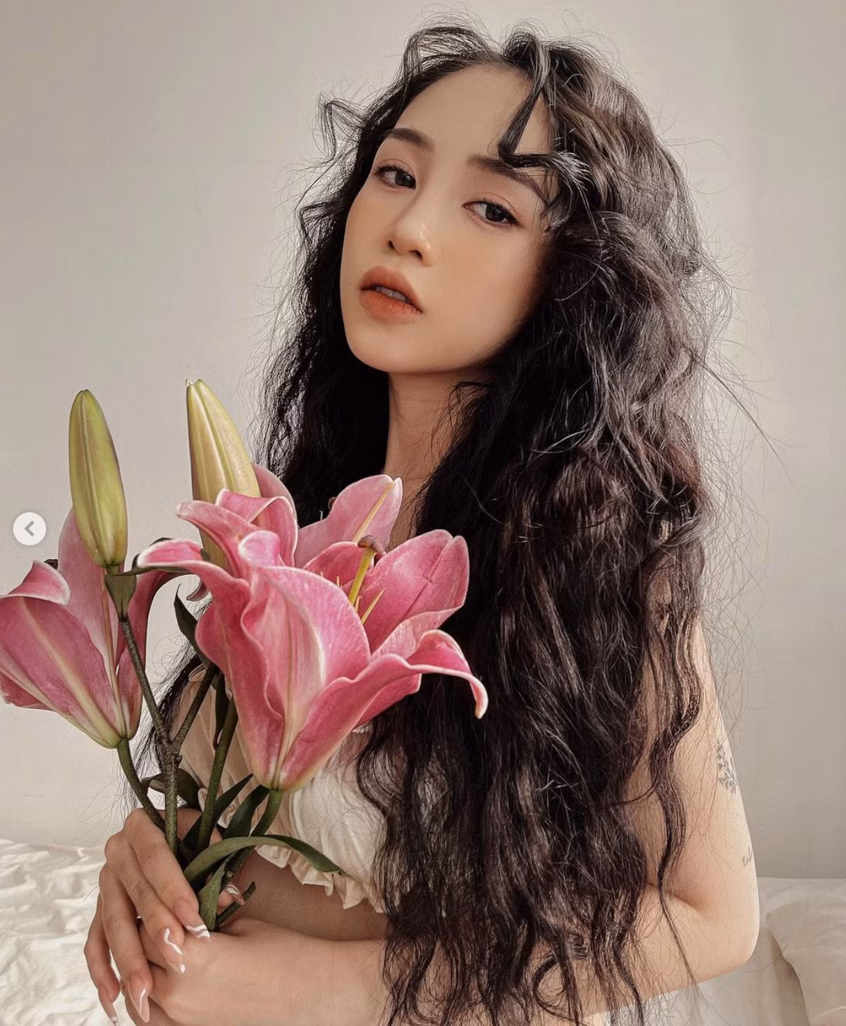 Dưới bộ ảnh netizen vẫn dành lời khen ngợi cho Joyce Phạm với nhiều mỹ từ như: "Mẹ bầu xinh quá", "Đẹp xuất sắc luôn chị ơi", "Chị tóc xoăn xinh quá", "Mẹ Joyce xinh quá"...