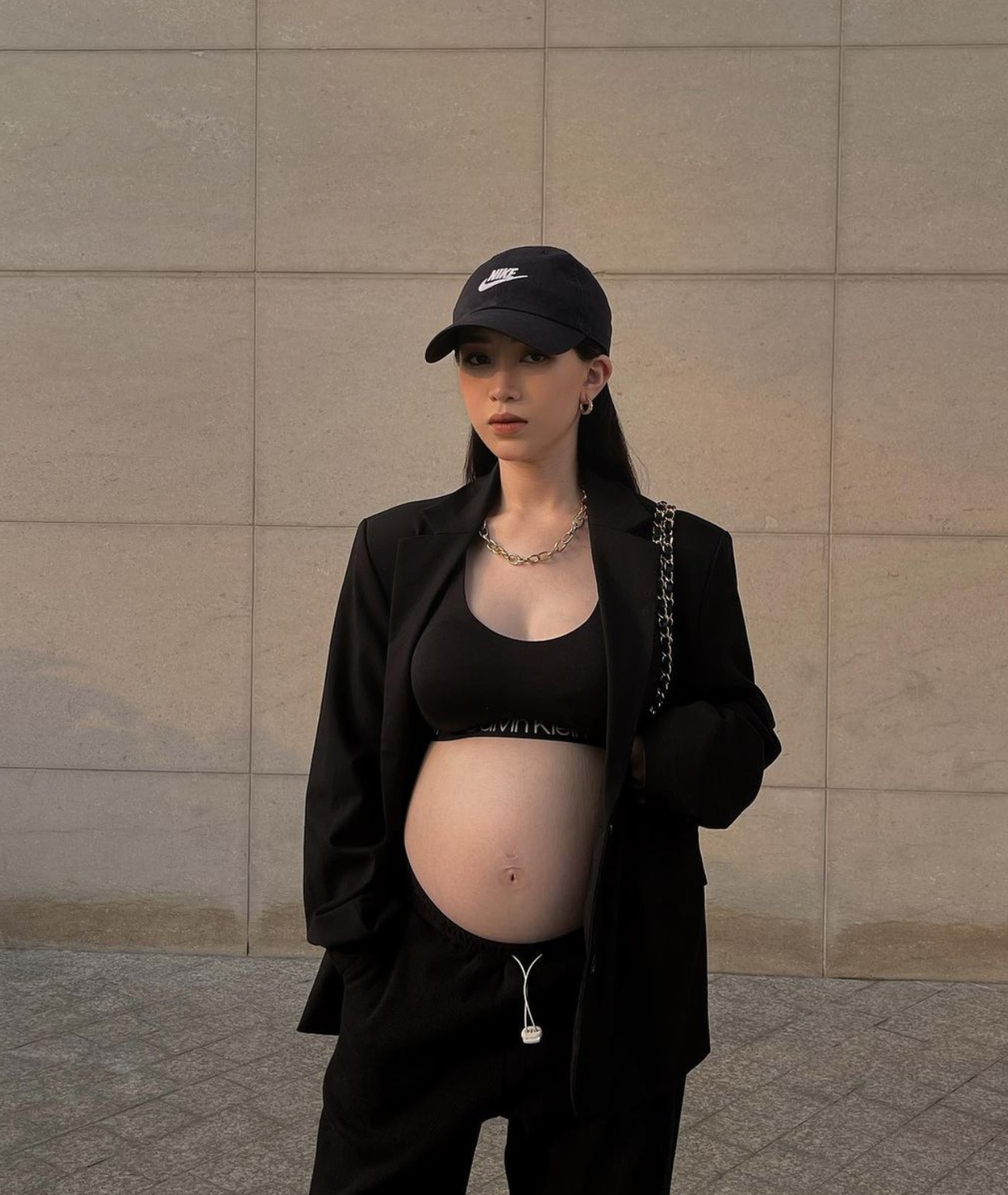 Bà mẹ trẻ không hề tỏ vẻ mệt mỏi, ngược lại thần thái cô nàng rất tươi tắn, nhuận sắc vô cùng. Ảnh: IGNV