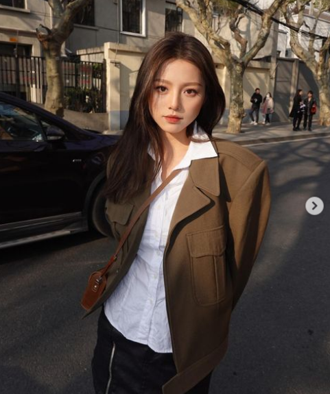 Ở thời điểm hiện tại theo lời khuyên của dân mạng, Chen Zi đã trở thành người mẫu ảnh và nhận được vô vàn lời khen ngợi từ các fan.