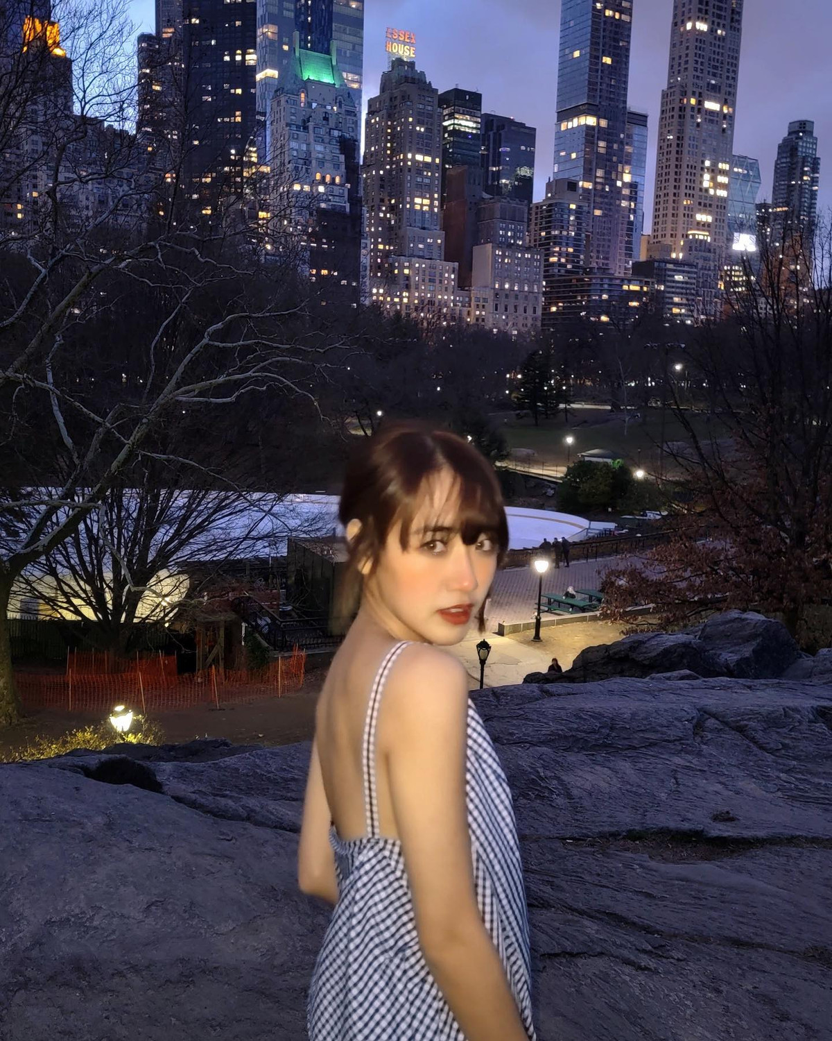 Kể từ khi chuyển đến New York sinh sống và học tập, Quỳnh Anh có cơ hội làm việc với nhiều nhãn hàng và ban tổ chức show diễn…