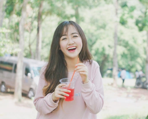 Thời điểm đó những hình ảnh của nàng hot girl này gây ấn tượng bởi sở hữu làn da trắng, đôi má lúm và nụ cười tỏa sáng.