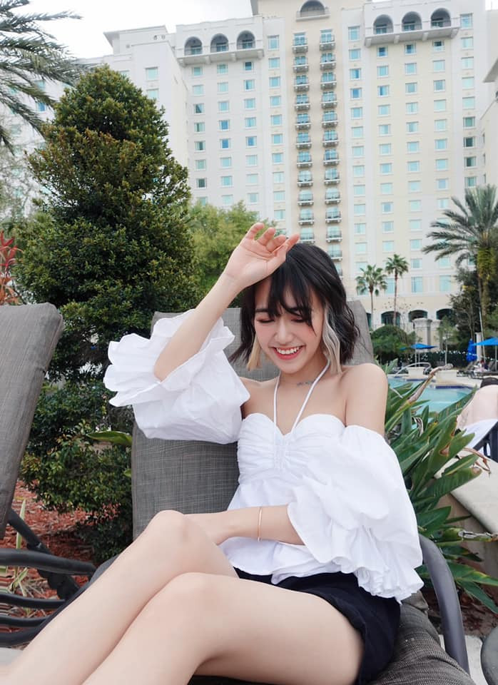 Trên trang cá nhân, cô cũng thường xuyên cập nhật trạng thái về công việc, cuộc sống và những hình ảnh đời thường.