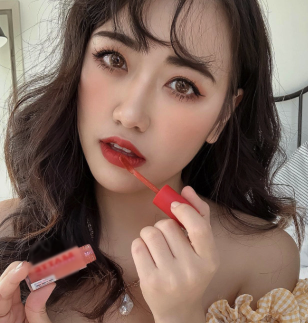 Nếu như trước kia, cô thường mặc váy áo dễ thương để làm nổi bật nhan sắc ngọt ngào thì khi đã trưởng thành hơn, cô không ngại diện những bộ trang phục khoe trọn đường cong ấn tượng.