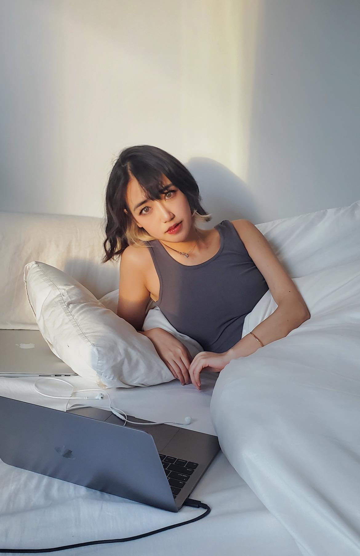 Ở tuổi 25, hot girl nổi tiếng 1 thời tập tành lập kênh YouTube và làm vlogger, đề cập đến chủ đề du lịch, ăn uống và những vấn đề hot trên mạng xã hội.